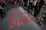 Demonstranter gik på gadeni New York dagen efter den sorte mand, Jacob Blake, blev skudt i ryggen af politifolk. Han er stadig indlagt, og det var fra sygesengen, at han var for retten i en sag om muligt seksuelt overgreb.  Foto: Timothy A. Clary/Ritzau Scanpix