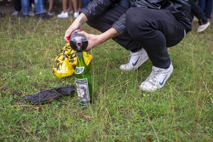 Danske unges alkoholforbrug har ellers været på vej ned, og gennemsnitsalderen for deres drikkedebut var på vej op. Men sidste år vendte den udvikling. Nu er der politisk velvilje for at følge organisationers opråb og hæve aldersgrænsen for, hvornår unge kan købe alkohol. Foto: Olivia Loftlund