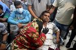 Pårørende til ofre for den gaseksplosion, som fredag aften kostede 13 personer livet og sårede 30, venter på et hospital i Dhaka. Foto: Munir Uz Zaman/Ritzau Scanpix