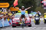 Den 26-årige franskmand Nans Peters jubler over karrierens fornemste præstation som vinder af den første etape i Pyrenæerne. Foto: Stuart Franklin/Ritzau Scanpix