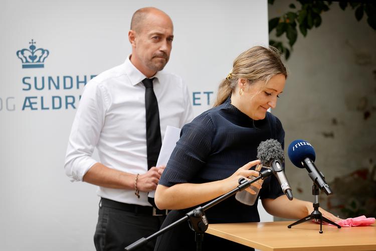 På et pressemøde fredag koncentrerede sundheds- og ældreminister Magnus Heunicke (S), der her får bordet sprittet af, sig primært om stigende smittetal i Odense og Københavns Kommune. Men flere vestegnskommuner er også hårdt ramt.  Foto: Jens Dresling/POLFOTO
