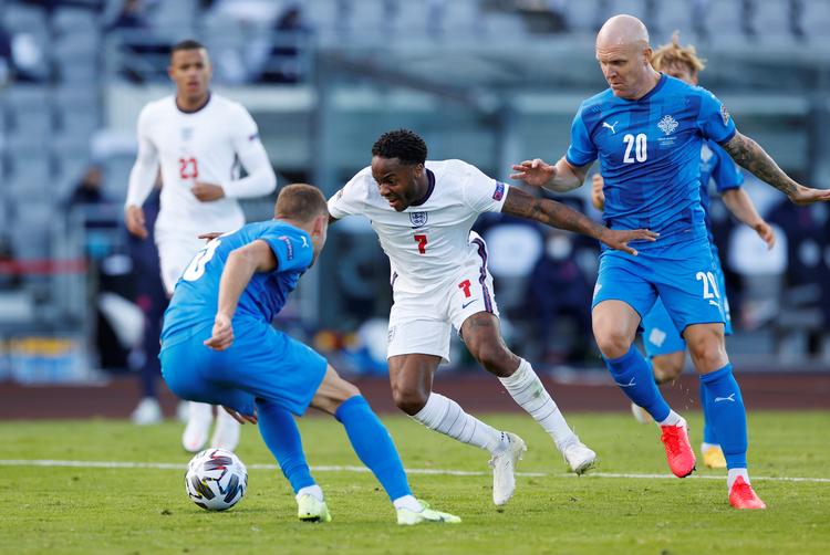 Raheem Sterling (i hvidt) blev matchvinder i Englands sejr over Island. Foto: John Sibley/Ritzau Scanpix