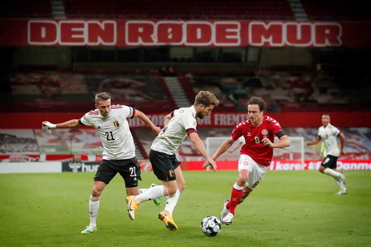 Thomas Delaney i duel med Belgiens Timothy Castagne og Dries Mertens.   Foto: Jens Dresling/POLFOTO