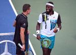 I 3. runde besejrede Frances Tiafoe (th.) for første gang i tre forsøg ungarske Marton Fucsovics, og dermed står den unge amerikaner i 1/8-finalen mandag. Foto: Robert Deutsch/Ritzau Scanpix