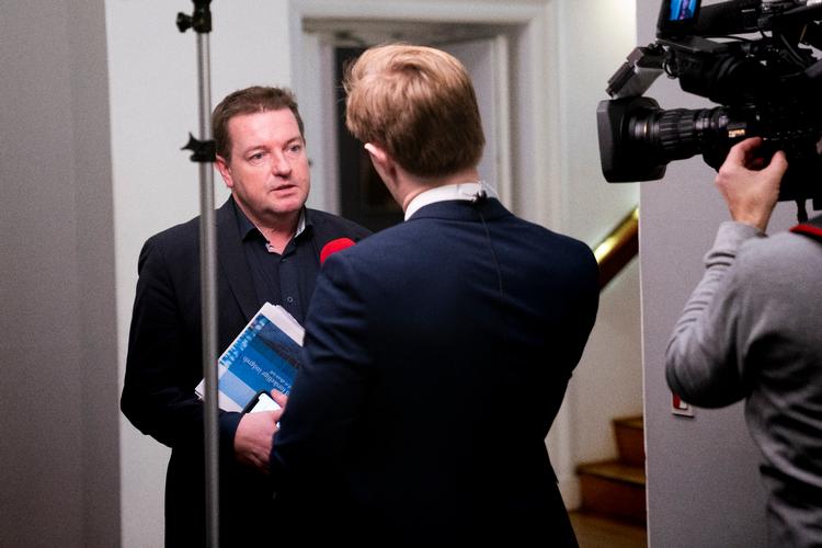 Jens Rohde (R) mener, at techgiganter udfordrer de traditionelle mediers forretningsgrundlag. Foto: Andreas Merrald/POLFOTO