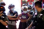 Denne mand er en blandt næsten 100 personer, der søndag er blevet anholdt af politiet. Anholdelserne er sket, fordi de har deltaget i demonstrationer i Hongkong mod udsættelsen af valget til det lokale parlament. Foto: Tyrone Siu/Ritzau Scanpix