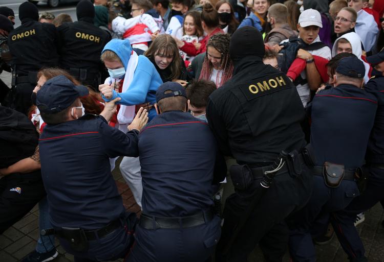Efter at Miron Vitushka er vendt tilbage i skole efter sommerferien i denne uge, har han arrangeret en række demonstrationer mod Lukasjenko. Det har ført til sammenstød mellem politiet og de unge demonstranter. Foto: Tut.by/Ritzau Scanpix