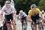 Slovenerne Tadej Pogacar (tv) og Primoz Roglic med 2019-Tour de France-vinder Egan Bernal i baggrunden. Pogacar vandt etapen, Roglic kom i gult.
 Foto: Kenzo Tribouillard/Ritzau Scanpix
