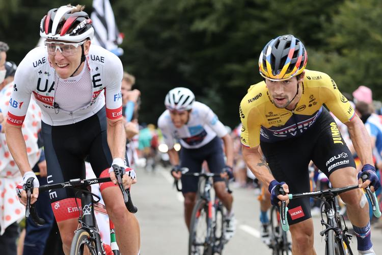 Slovenerne Tadej Pogacar (tv) og Primoz Roglic med 2019-Tour de France-vinder Egan Bernal i baggrunden. Pogacar vandt etapen, Roglic kom i gult.
 Foto: Kenzo Tribouillard/Ritzau Scanpix
