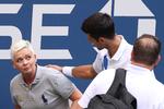 Linjedommeren havde det helt klart ikke godt, efter at hun var blevet ramt af Djokovic.  Foto: Al Bello/Ritzau Scanpix