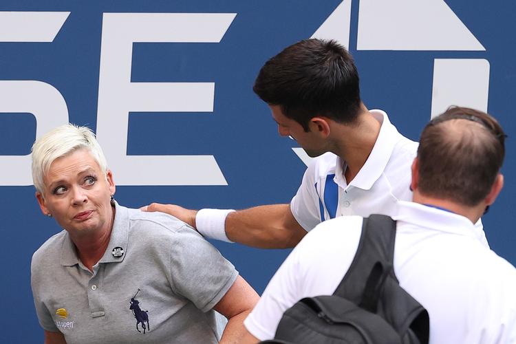 Linjedommeren havde det helt klart ikke godt, efter at hun var blevet ramt af Djokovic.  Foto: Al Bello/Ritzau Scanpix