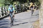 Jakob Fuglsang har ladt sin sidste ledsager i Il Lombardia, newzealøænderen George Bennett, bag sig og kæmper sig frem mod den store triumf i klassikeren. Foto: LaPresse. 