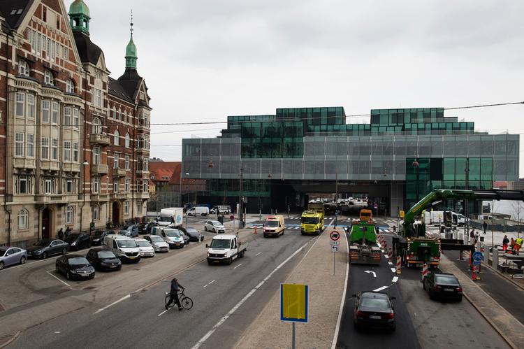 København fyldes også med postmoderne arkitektur som det bastante Blox, der er blevet voldsomt udskældt for at gøre byen grimmere.. Realdania og Københavns Kommune bærer ansvaret for, at bygningen fik lov at blive rejst. Foto: Olivia Loftlund