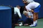 Den kvindelige linjedommer på Arthur Ashe Stadium glemmer i hvert fald aldrig kampen mellem Novak Djokovic (foto, th.) og Pablo Carreno Busta ved US Open 2020. Hun blev ramt af en bold afsendt fra Djokovic i slutningen af 1. sæt og fik stærke smerter og chok. Djokovic fik efterfølgende 'det røde kort'.
   Foto: Danielle Parhizkaran/Ritzau Scanpix