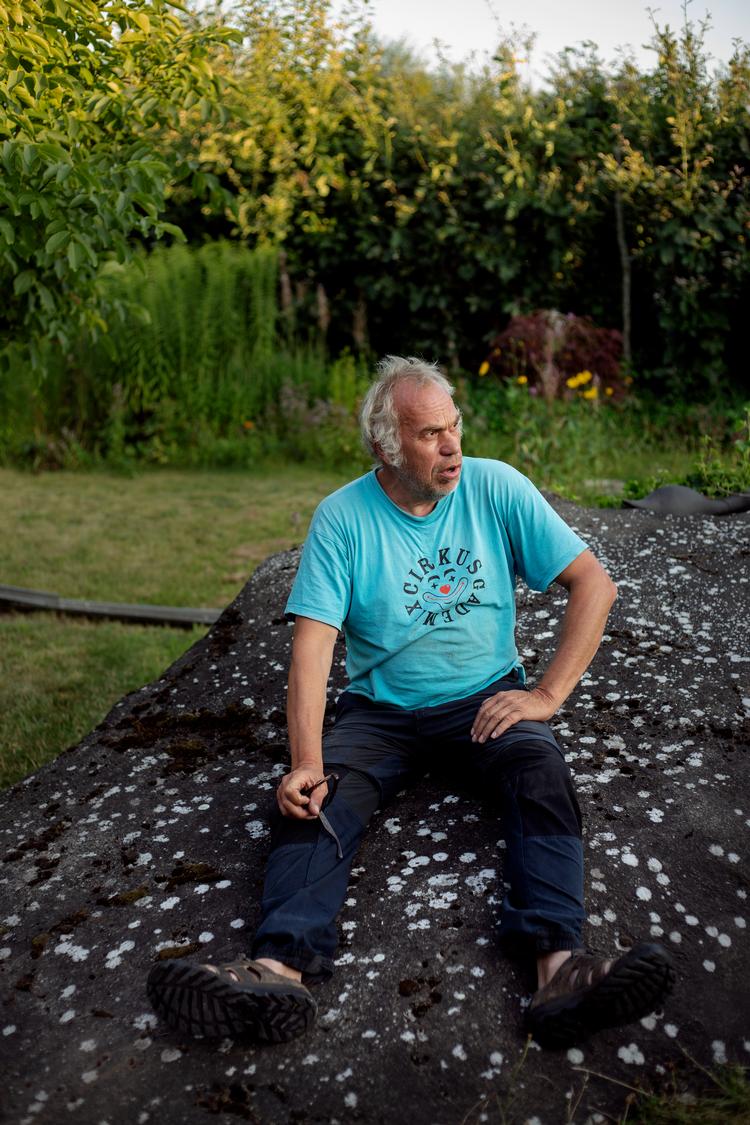 Tonny Trifolikom er professionel klovn og har boet på Friland siden 2007. Han sidder i det udvalg, der bestemmer, hvem af de mange ansøgere, som skal have lov at flytte ind på Friland. Foto: Emma Sejersen