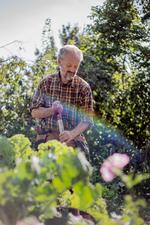 Steen Møller var konventionel landmand, men havde en følelse af, at det var én lang overlevelseskamp. Den frustration blev afsættet til Friland, hvor man lever gældfrit og bygger af naturmaterialer. Foto: Emma Sejersen