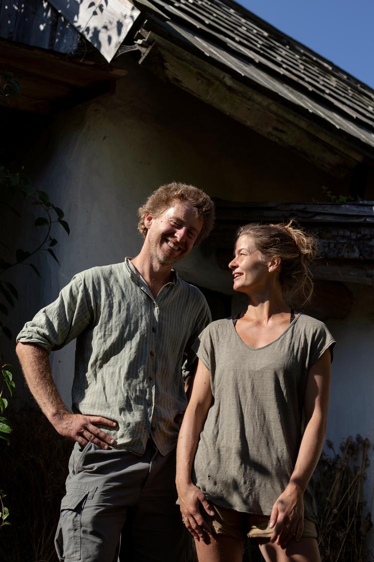 Tycho Holcomb og Karoline Nolsø Aaen mødte hinanden i Ecuador og har i Friland fundet fæller, der lever efter samme værdier som dem. Foto: Emma Sejersen
