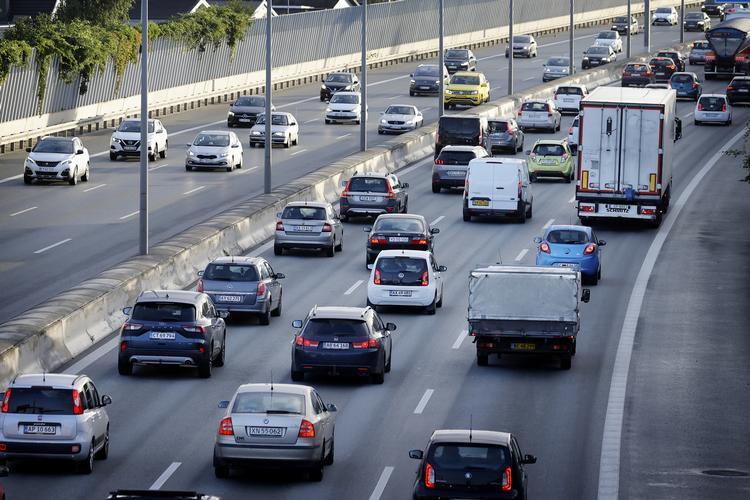   Bilismen er et af de store udfordringer, der skal løses, hvis de danske politikere vil gøre noget ved CO2-udslippene. Åboulevarden i København illustrerer problemets omfanget. Foto: Jens Dresling/POLFOTO