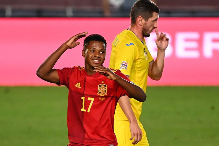 Med trøje nr. 17 spiller 17-årige Ansu Fati for Spanien og med stor succes.  Foto: Gabriel Bouys/Ritzau Scanpix