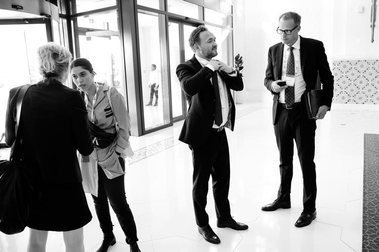 Morten Bæk (th) ses her i samtalemed     klima-, energi- og forsyningsminister Dan Jørgensen til FNs The Abu Dhabi Climate Meeting. Foto: Peter Hove Olesen/POLFOTO