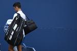 Novak Djokovic var storfavorit til at erobre titlen ved grand slam-turneringen US Open, men i stedet må han med bøjet hoved forlade New York efter problemer med at følge reglementet. Foto: Danielle Parhizkaran/Ritzau Scanpix