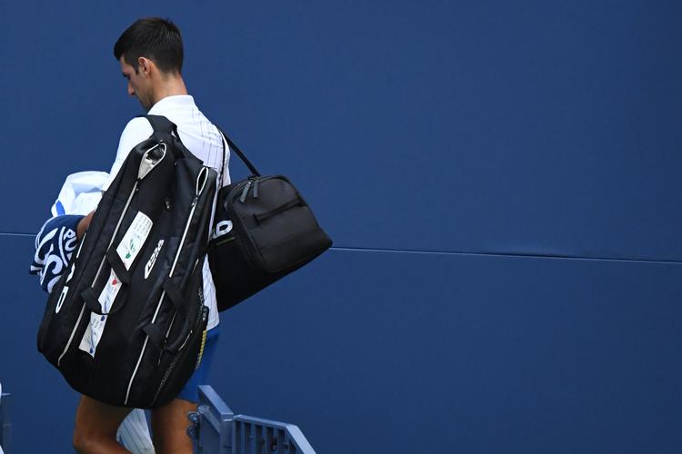 Novak Djokovic var storfavorit til at erobre titlen ved grand slam-turneringen US Open, men i stedet må han med bøjet hoved forlade New York efter problemer med at følge reglementet. Foto: Danielle Parhizkaran/Ritzau Scanpix