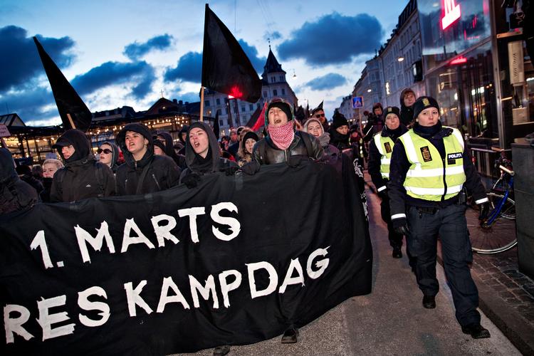 11 år efter Ungdomshuset på Jagtvej 69 blev ryddet af politiet., startede 300 unge demonstranter en fællesmarch fra Blågårds Plads. Foto: Jacob Ehrbahn/POLFOTO