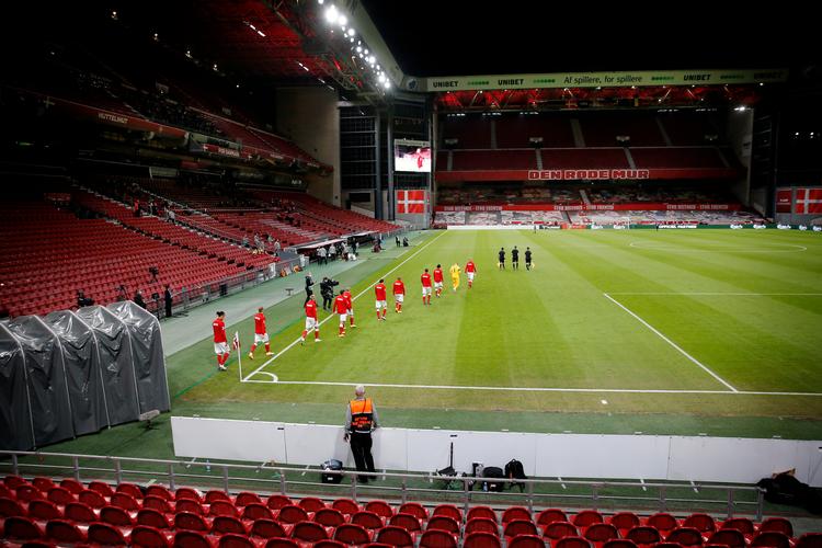 Tomme tribuner fører ikke nødvendigvis til flere sofaseere. Kun 357.000 personer så kampen på Kanal 5. Foto: Jens Dresling/POLFOTO