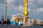 Det russiske skib 'Akademik Tjerskij' venter i en havn på den tyske ø Rügen på at fuldende naturgasledningen Nord Stream 2. Nu vil tyskerne måske forhindre skibet i at gøre det omdiskuterede arbejde færdigt.
  Foto: Odd Andersen/Ritzau Scanpix