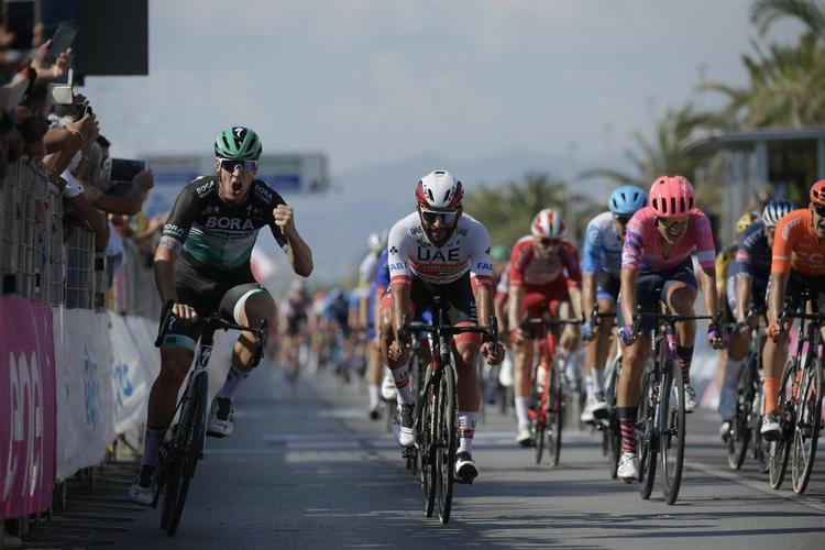 Pascal Ackermann jubler efter at have henvist Fernando Gaviria (i hvidt) og Magnus Cort til de to andre podiepladser. Foto: LaPresse. 