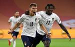 Nicola Barella (tv.) jubler over sin scoring sammen med Moise Kean mandag aften i Amsterdam, hvor Italien tog 3 point med 1-0-sejren over Holland. Foto: Piroschka Van De Wouw/Ritzau Scanpix