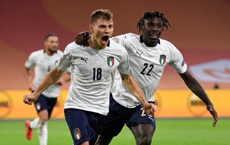Nicola Barella (tv.) jubler over sin scoring sammen med Moise Kean mandag aften i Amsterdam, hvor Italien tog 3 point med 1-0-sejren over Holland. Foto: Piroschka Van De Wouw/Ritzau Scanpix