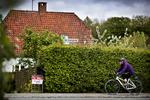 Der er blevet færre huse at vælge i mellem for boligkøberne - og så er de blevet dyrere. Det viser tal fra Finans Danmark (arkivfoto) Foto: Martin Lehmann/POLFOTO