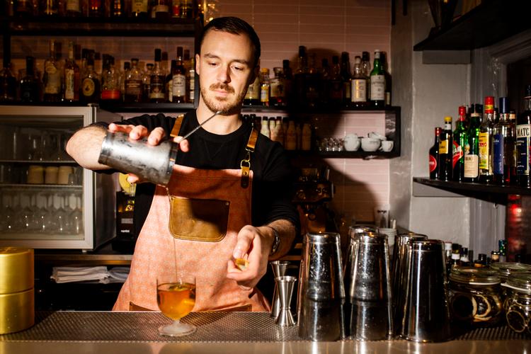 Ted Dako fra cocktailbaren Puss Puss mener, at de forskellige løsninger, regeringen har præsenteret, i bund og grund er lige dårlige for barerne i storbyen. Arkivfoto Jens Hartmann Schmidt