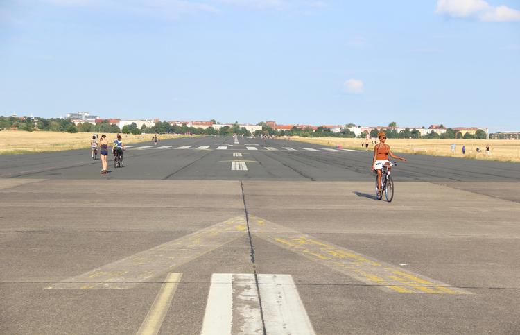 Der er masser af plads til at cykle og boltre sig på anden vis på Tempelhofer Feld, Berlins nedlagte lufthavn. Foto: Rasmus Stochflet Nielsen 
