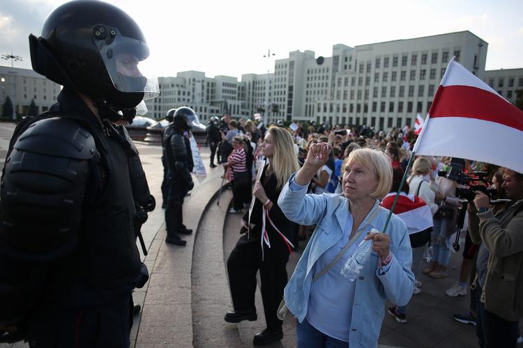Demonstranter på gaden i Minsk protesterer foran talstærkt politi. Foto: -/Ritzau Scanpix