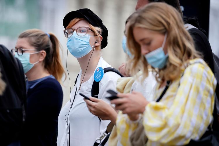 Det er i høj grad blandt yngre voksne, at coronasmitten spreder sig i København. NB: Personerne på fotoet har intet at gøre med den aktuelle udvikling, men er fotograferet ved Nørreport Station i forbindelse med indførsel af påbud om mundbind i offentlig transport. Foto: Jens Dresling/POLFOTO