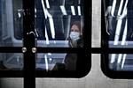 Mundbind i den offentige transport er nu et krav, men alligevel stiger smitten. Foto: Jacob Ehrbahn/POLFOTO