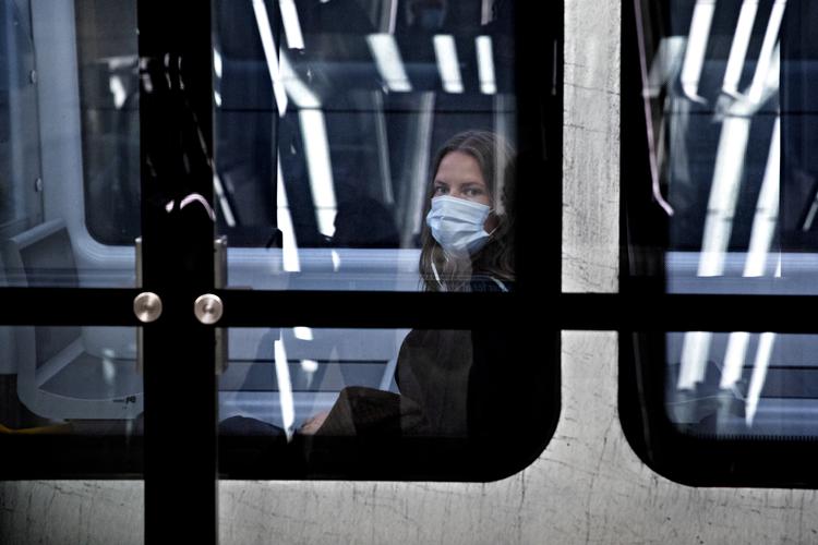 Mundbind i den offentige transport er nu et krav, men alligevel stiger smitten. Foto: Jacob Ehrbahn/POLFOTO
