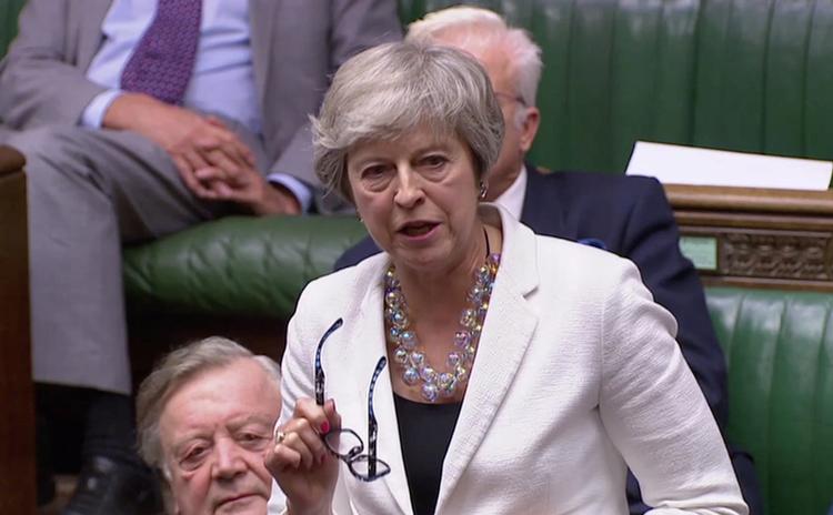 Theresa May kritiserer sin egen regering for at ville bryde med Brexitaftalen. Foto: Reuters Tv/Ritzau Scanpix