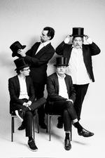 Selv om Samuel Becketts klassiske eksistentialistiske vagabonder er nede i møget, bærer de spidsborgerlighedens ypperste symbol på deres hoveder: En høj silkehat.  Foto: Robin Skjoldborg