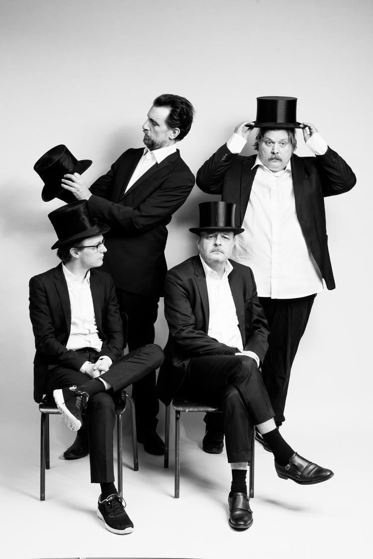 Selv om Samuel Becketts klassiske eksistentialistiske vagabonder er nede i møget, bærer de spidsborgerlighedens ypperste symbol på deres hoveder: En høj silkehat.  Foto: Robin Skjoldborg