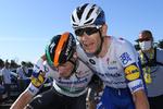 Michael Mørkøv (t.h.) lykønsker holdkammeraten Sam Bennett efter parrets flotte opvisning i finalen på 10. etape.
 Foto: Franck Faugere/Ritzau Scanpix