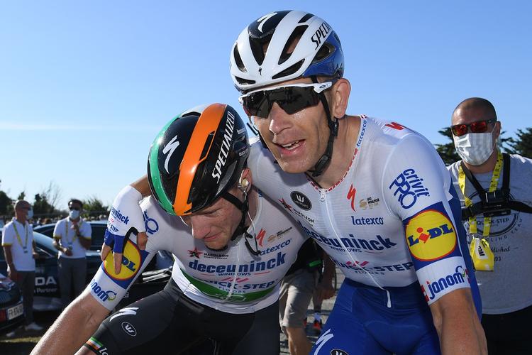 Michael Mørkøv (t.h.) lykønsker holdkammeraten Sam Bennett efter parrets flotte opvisning i finalen på 10. etape.
 Foto: Franck Faugere/Ritzau Scanpix