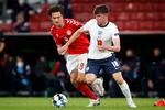 Thomas Delaney i nærkamp med Englands Mason Mount.   Foto: Jens Dresling/POLFOTO