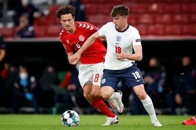 Thomas Delaney i nærkamp med Englands Mason Mount.   Foto: Jens Dresling/POLFOTO