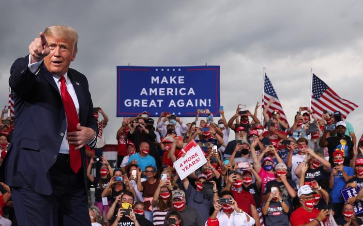 I nat indtog præsident Trump talerstolen ved en lufthavn i svingstaten North Carolina. Enkelte promiller adskiller de to præsidentkandidater fra hinanden i denne delstat.  Foto: Jonathan Ernst/Ritzau Scanpix