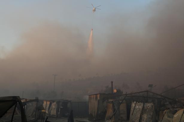 Der blev bl.a. sat brandhelikoptere ind under slukningsarbejdet. Foto: Elias Marcou/Ritzau Scanpix