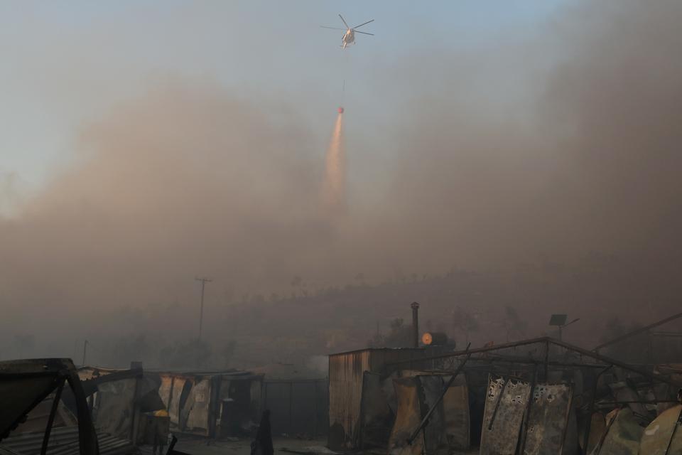 Der blev bl.a. sat brandhelikoptere ind under slukningsarbejdet. Foto: Elias Marcou/Ritzau Scanpix