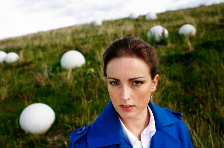 Sinne Eeg har altid bevæget sig rundt i landskabet og på vandet omkring Lemvig.  Her fangede politikens Thomas Borberg hende i sin linse efter at hun i 2007 udgav cd'en Waiting for the Dawn. Foto: Thomas Borberg/POLFOTO